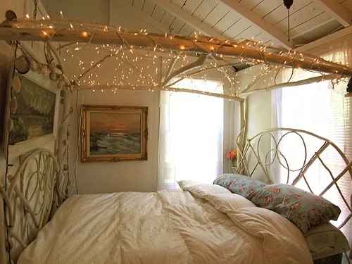 Weihnachtsbeleuchtung im Schlafzimmer bild wand bettgestell brett