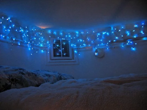 Weihnachtsbeleuchtung im Schlafzimmer dunkel blau ambiente