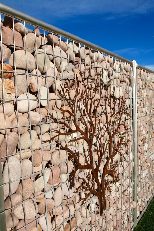 kieselsteine gabione bauen dekorativer baum