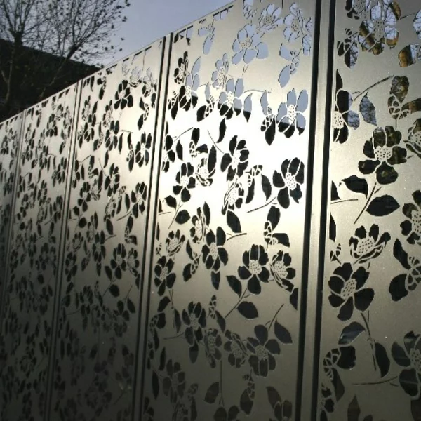 moderne gartenzäune aus metall blumen muster
