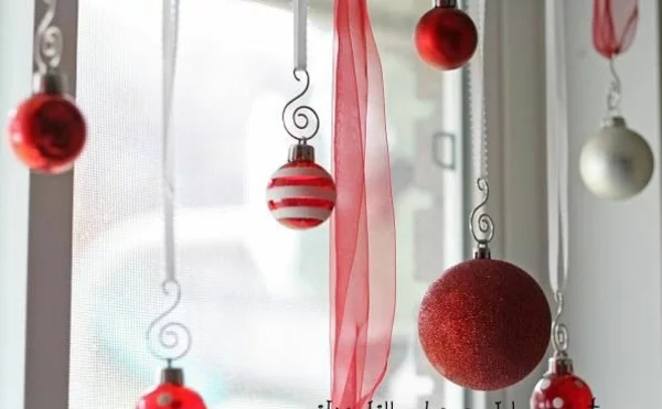 bastelideen Fenster Weihnachtsdeko rot kugel