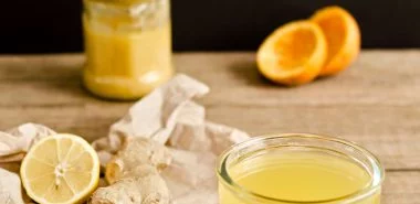 Gesundes Wasser mit Zitrone und Honig trinken - ein Morgenritual
