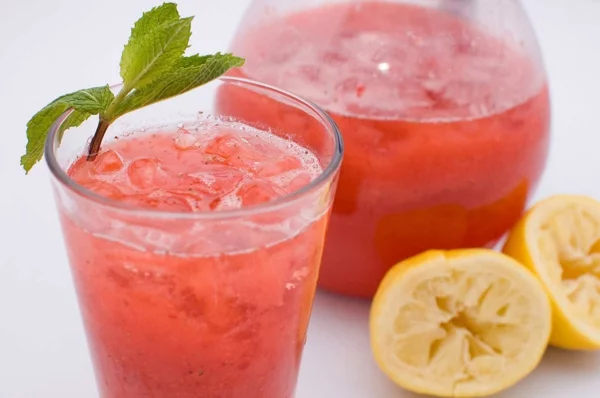 erdbeeren gesund kalte limonade minze