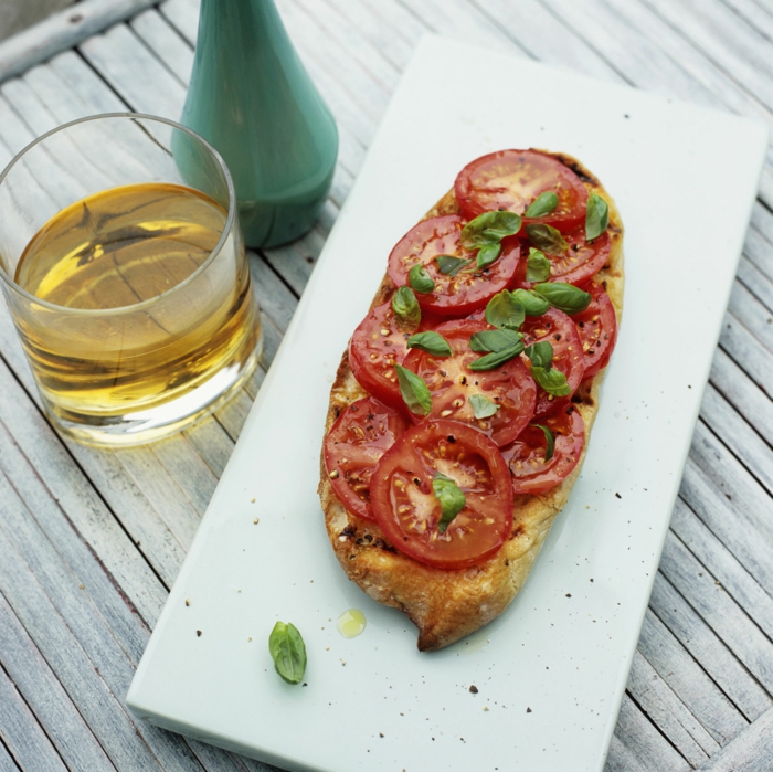 Bruschetta mit Tomaten langes Brot