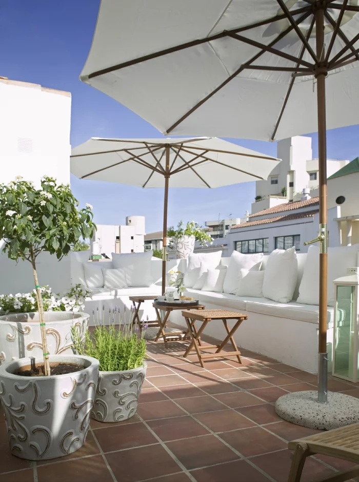 terrasse gestalten ideen weiße außenmöbel schhicke blumentöpfe pflanzen