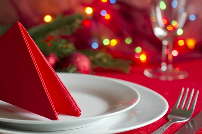 einfache Tischdeko Weihnachten Tischdecke Stoffservietten rot