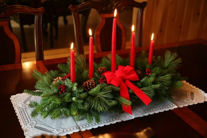 einfache Tischdeko Weihnachten rote Kerzen