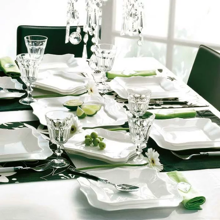 einfache Tischdeko zu Weihnachten grüne Akzente Tischdecke