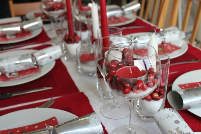 einfache Tischdeko zu Weihnachten rot weiß Kerzen Servietten