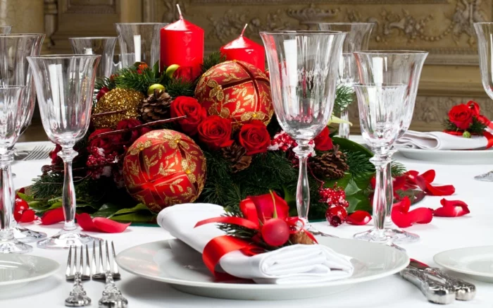 festliche Tischdeko Weihnachten Adventskranz weiße Stoffservietten rote Schleifen
