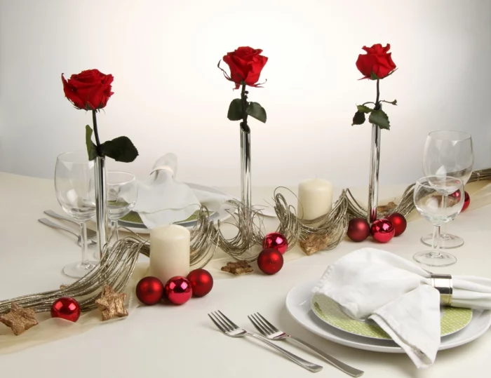 festliche Tischdeko Weihnachten Weihnachtskugeln rote Rosen