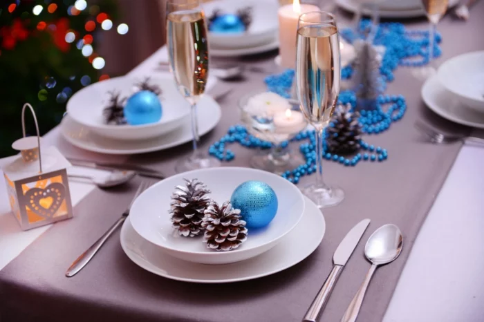 festliche Tischdeko Weihnachten blaue Akzente Tannenzapfen im Teller