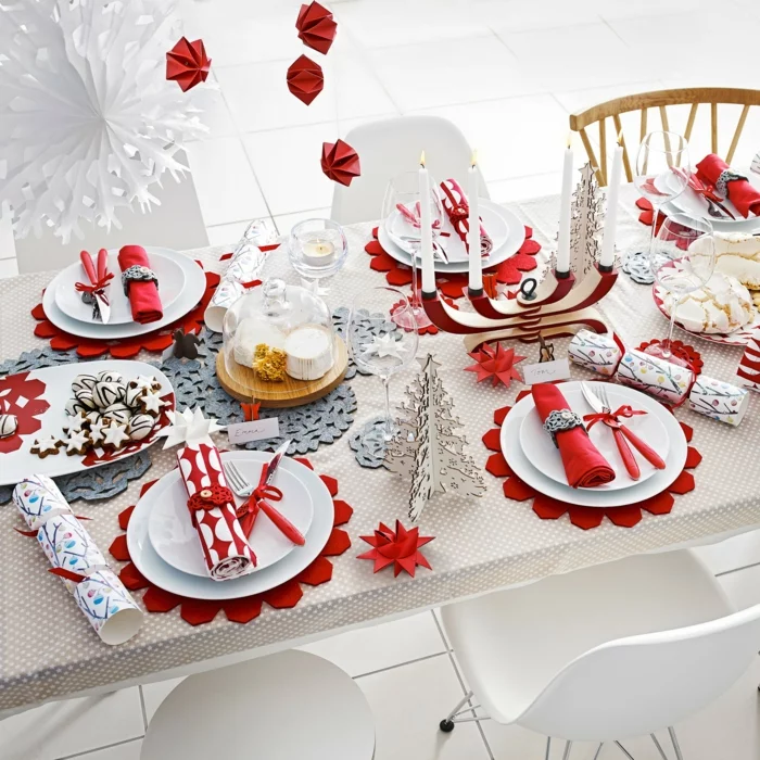 festliche Tischdeko Weihnachten weiß rote Akzente