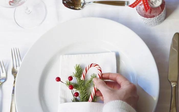 weihnachtliche Tischdeko Ideen Servietten weihnachtlich dekorieren Zuckerstangen