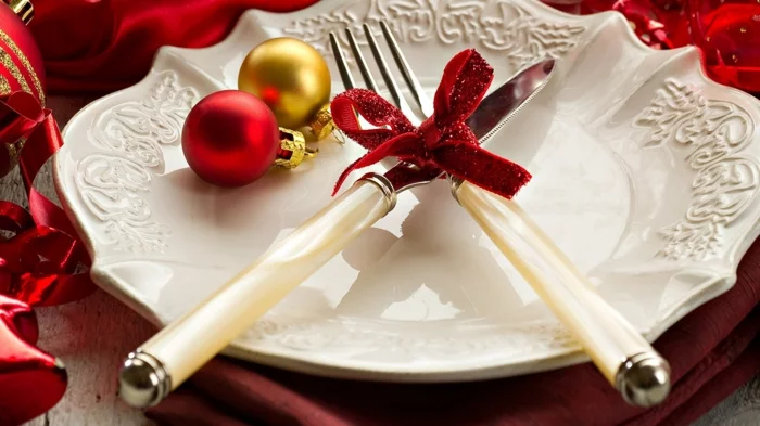 weihnachtliche Tischdeko Ideen Weihnachtskugeln rote Schleife