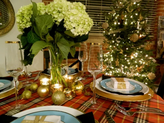 weihnachtliche Tischdeko Ideen goldene Weihnachtskugeln