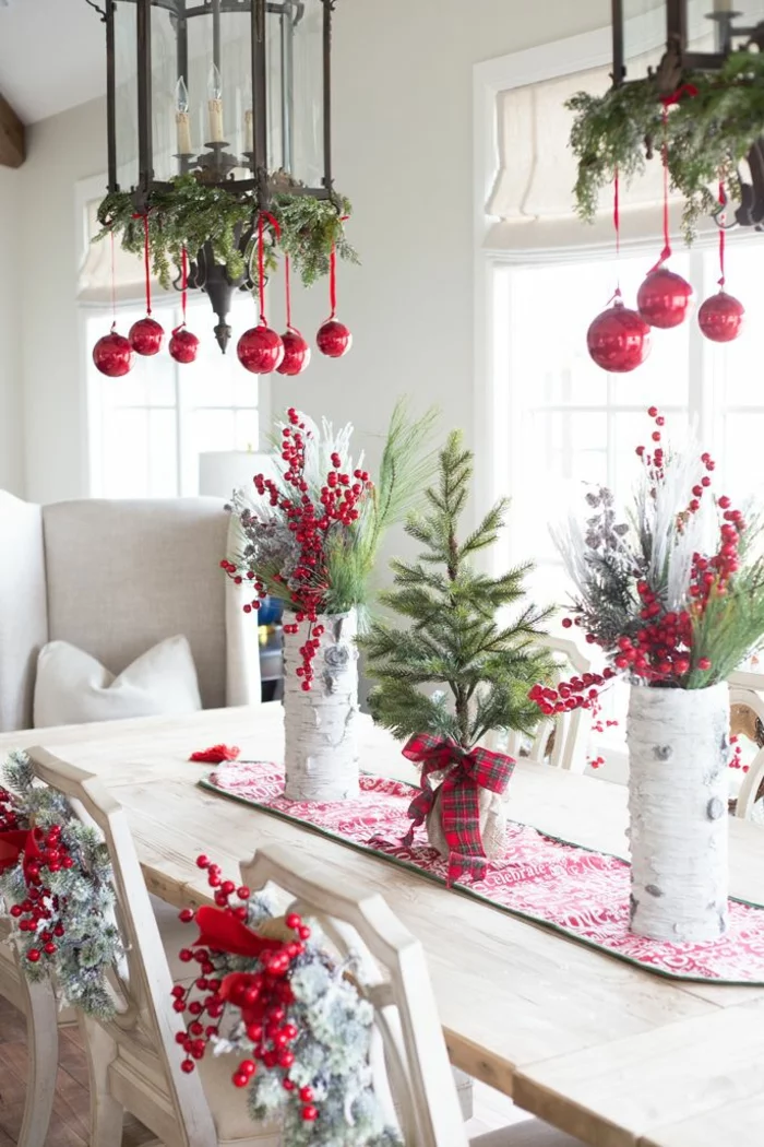 weihnachtliche Tischdeko Ideen rote Akzente rote Beeren grüne Zweige