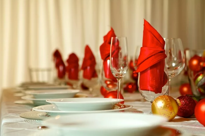 weihnachtliche Tischdeko selber machen rote Farbakzente Servietten falten