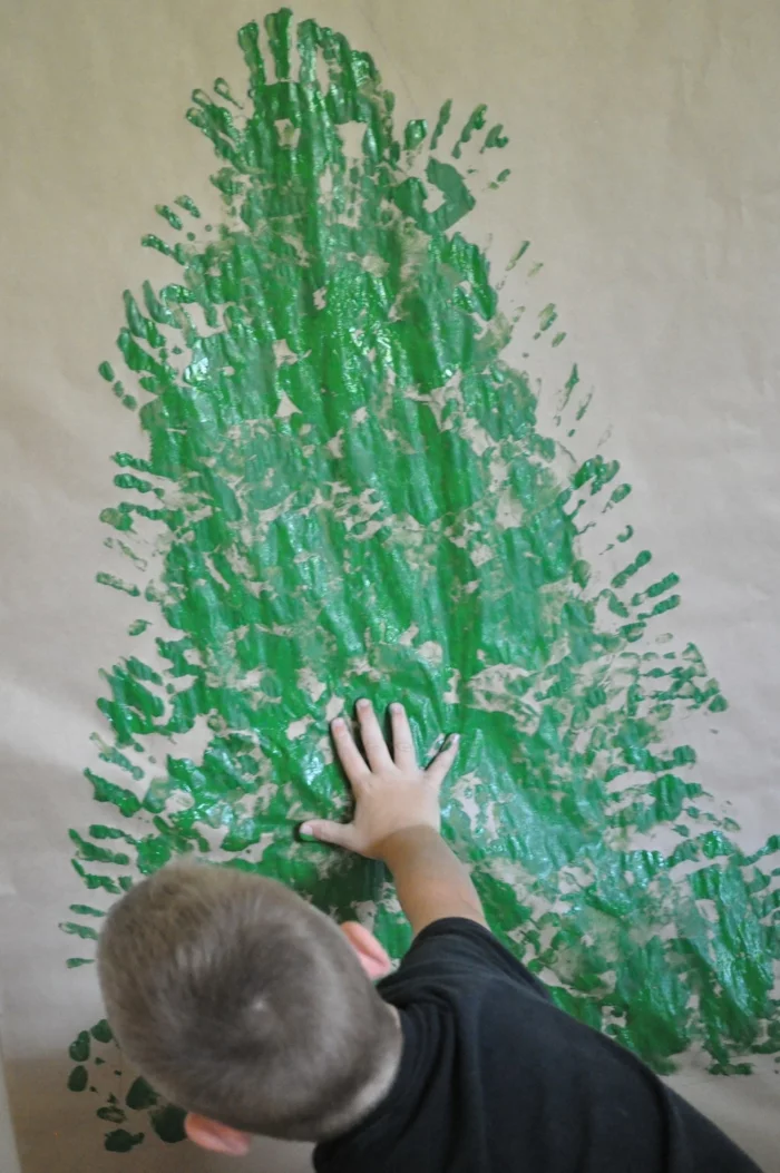 weihnachtsbaum künstlich künstlicher weihnachtsbaum test durch wand wandsticker zeichnung handabdruck