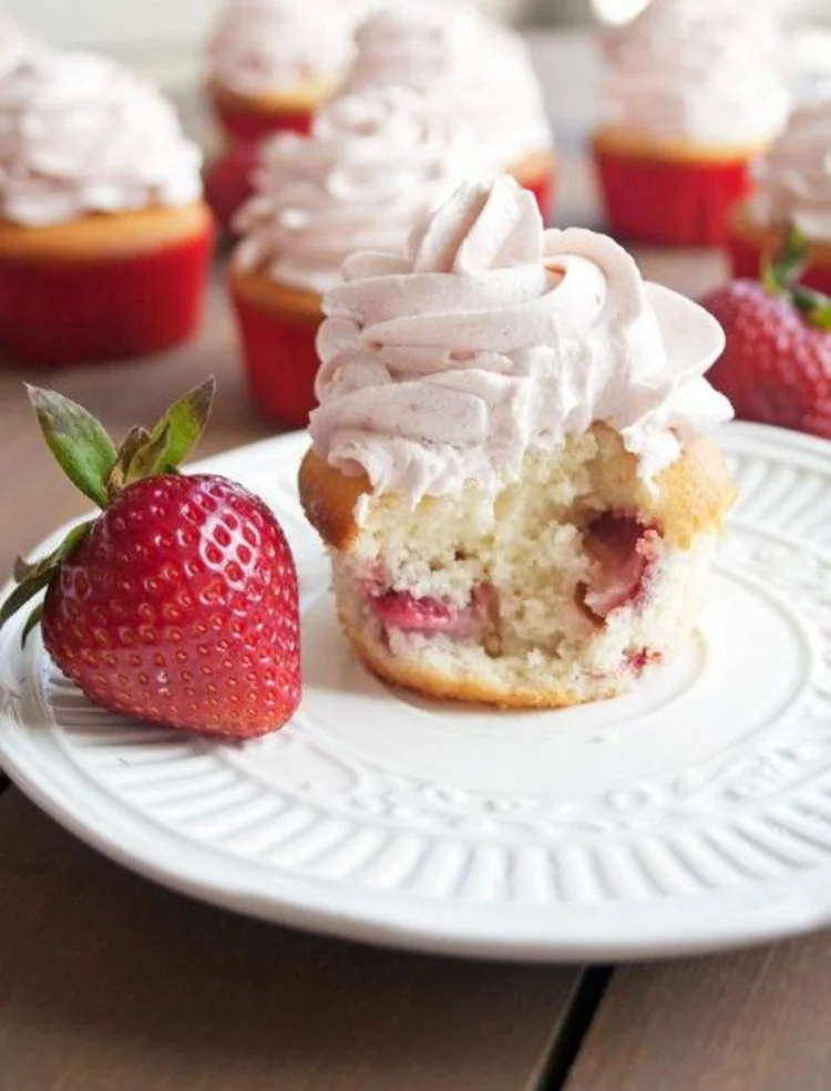 Erdbeertörtchen Rezept Vanille Muffins mit Erdbeer Sahne