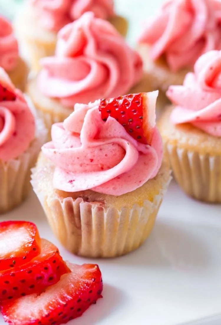 Erdbeertörtchen Rezept Vanille Türtchen backen mit Erdbeer Schlagsahne
