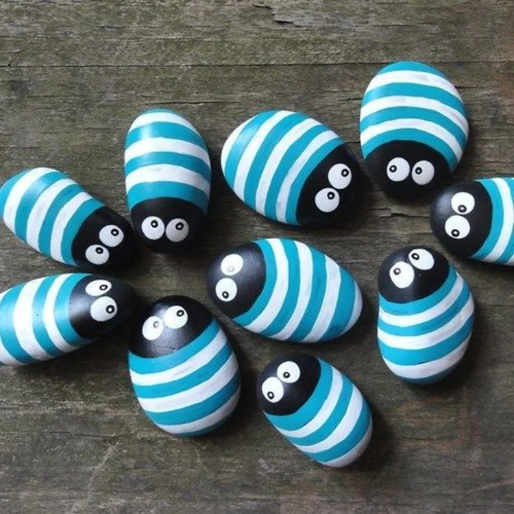 Steine bemalen mit Kindern Käfer Streifen blau weiß 