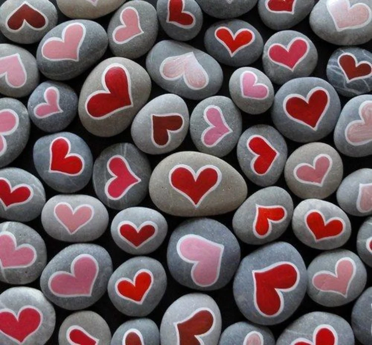 Steine bemalen rosa und rote Herzen Basteln mit Steinen