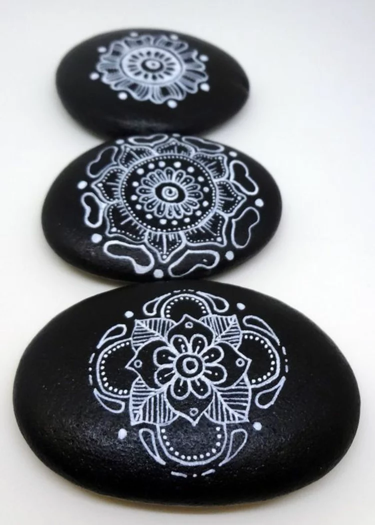 Steine bemalen schwarz weiß Mandala Basteln mit Steinen