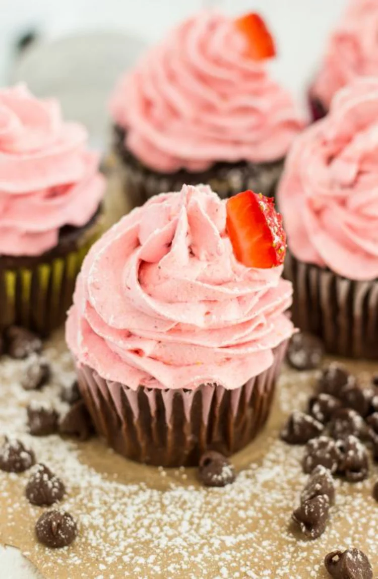 Törtchenzeit Mini Kuchen Rezepte mit Erdbeeren Schlagsahne