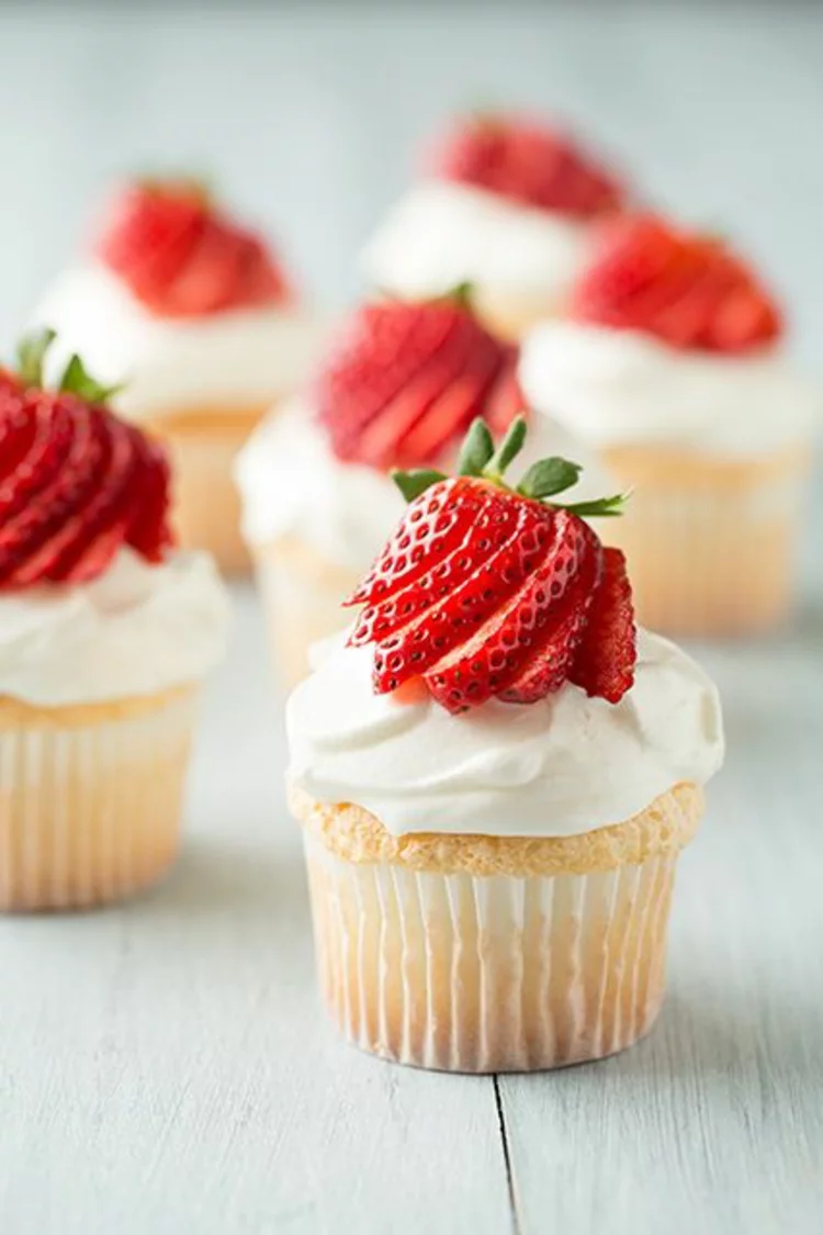 Törtchenzeit kleine Osterkuchen Cupcakes Rezepte mit Erdbeeren