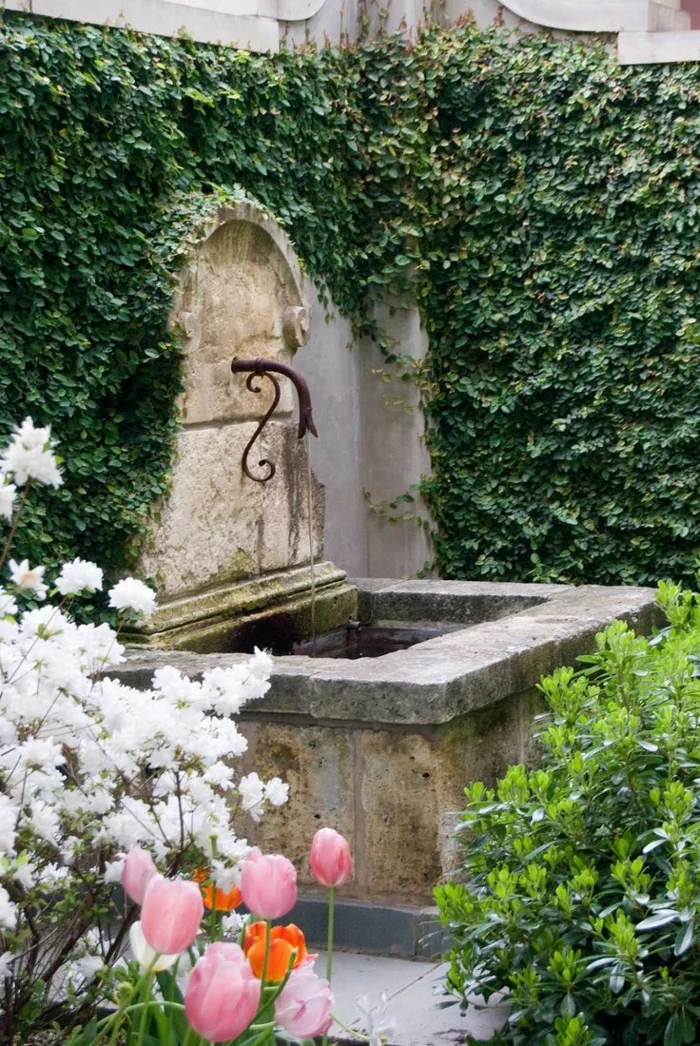 gartenbrunnen design romantisch blumen kletterpflanzen