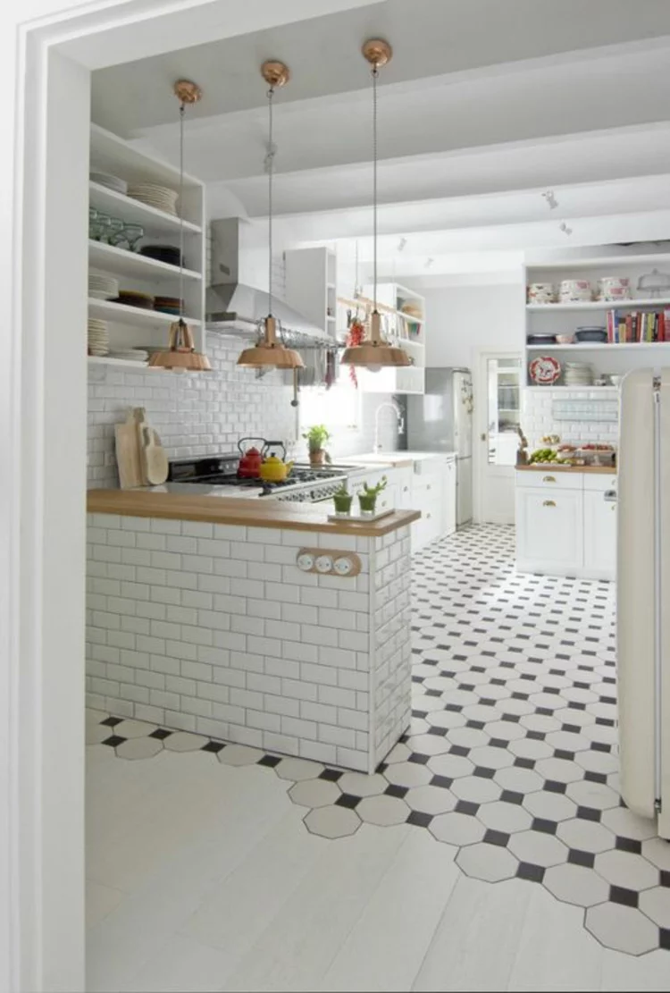 Küchendesign aktuelle Trends weiße Farbe Küchenfliesen Wand weiß