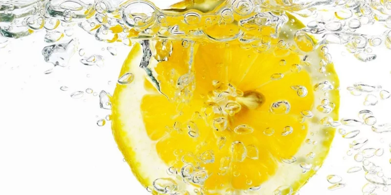 Wasser mit Zitrone trinken Zitrone gesund Zitronenwasser