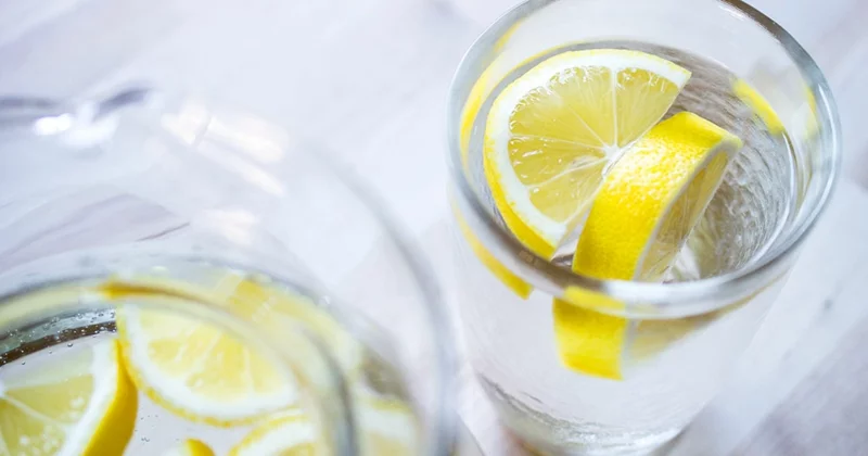 Wasser mit Zitrone trinken gesunde Gewohnheit