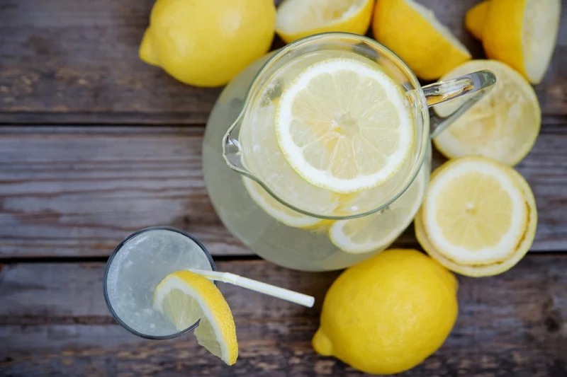 Wasser mit Zitrone trinken gesunde Lebensweise Sommer Erfrischungsgetränk