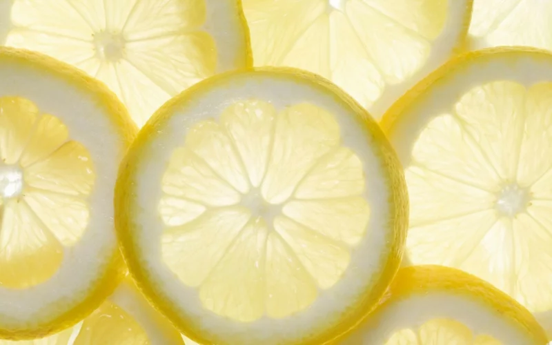Wasser mit Zitrone trinken gesunde Lebensweise Zitrone