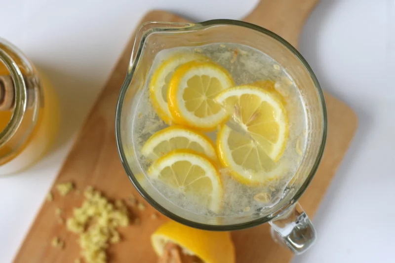 Wasser mit Zitrone trinken heißes Wasser Honig Zitrone gesund