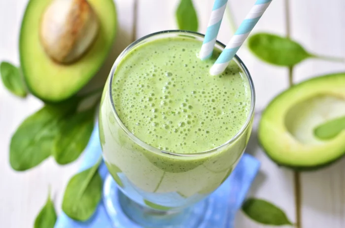 ketogene diät gesunde fette fettsäuren avocado spinat smoothie rezept