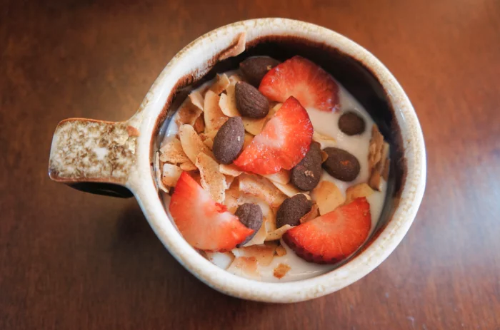 ketogene diät gesunde fette fettsäuren gesundes frühstück kakao erdbeeren milch