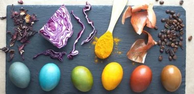 Ostereier bemalen mit natürlichen Farben und Techniken