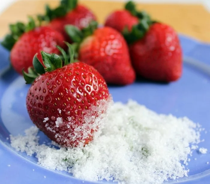 erdbeeren mit zucker bestreuen