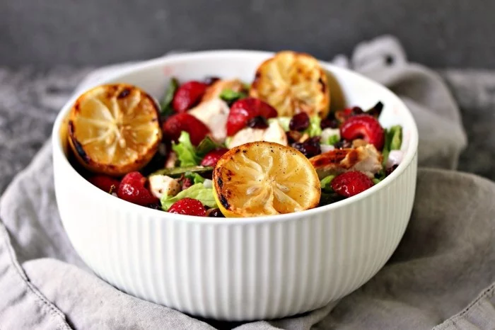 leckerer salat mit gruengemuese zitrone und erdbeeren