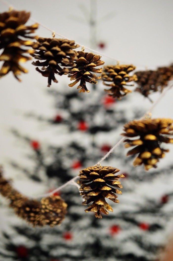 herbstdeko winterdeko basteln mit tannenzapfen kamin weihnachtsdeko girlande