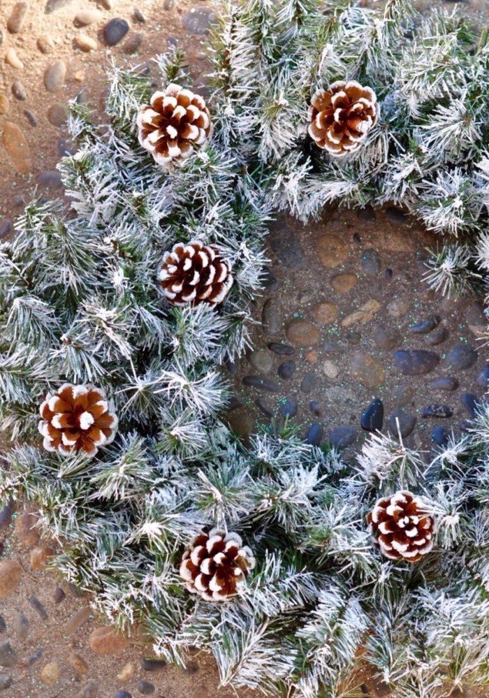 herbstdeko winterdeko basteln mit tannenzapfen kamin weihnachtsdeko kranz