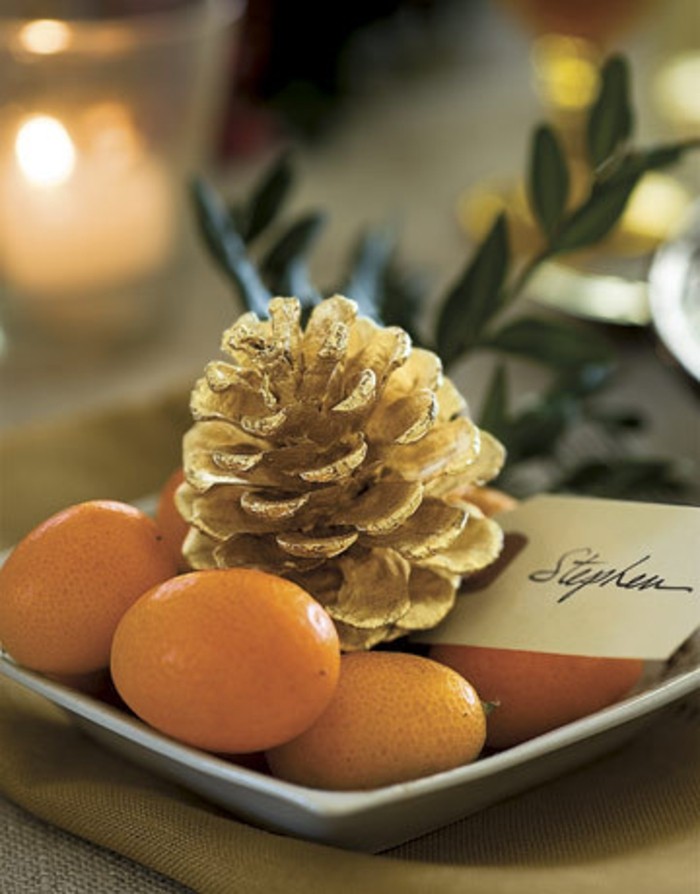 herbstdeko winterdeko basteln mit tannenzapfen kamin weihnachtsdeko vergoldet
