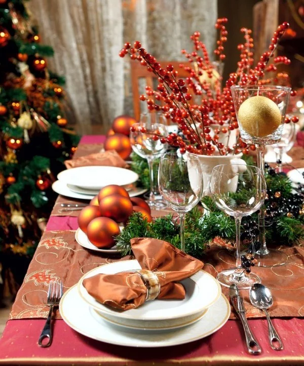 rot-orange-weihnachtstischdeko-mit-christbaumkugeln-beeren