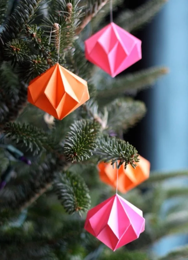 weihnachtsbaumschmuck-basteln-papier-origami-dekoanhaeger-farbig