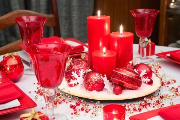 weihnachtstischdeko-rot-weihnachtskugeln-arrangieren