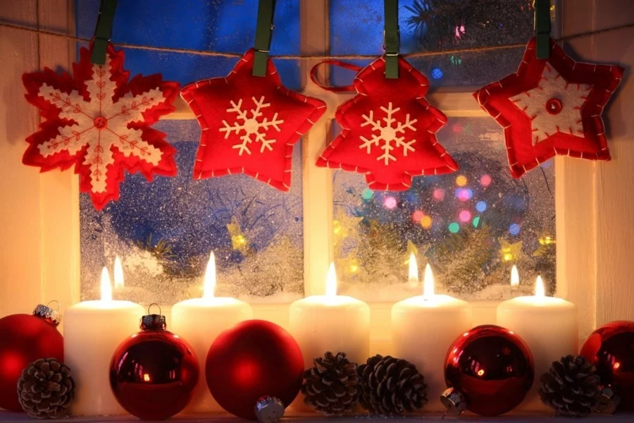 weihnachtsdeko fenster gemütliche atmosphäre schaffen kerzen filz girlande