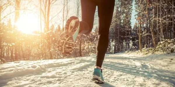 Tipps gegen Winterdepression Sport im Schnee treiben junge Leute joggen